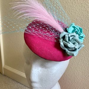 Fascinator hat ! Elastic band